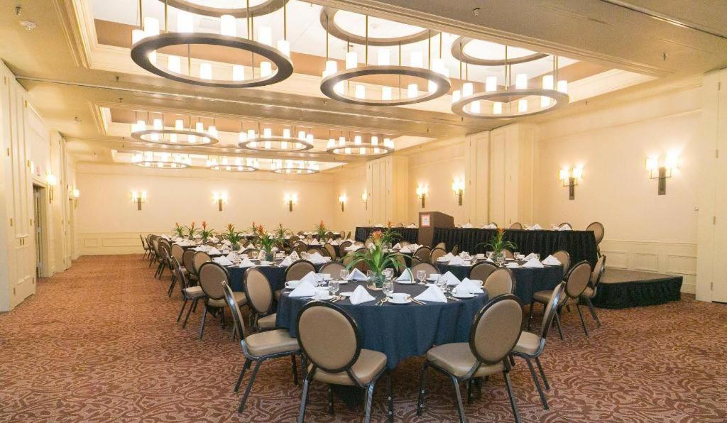 Adam's & Conference Center 3*