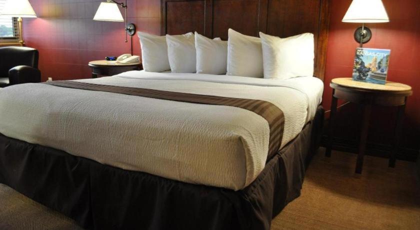 Adam's & Conference Center Hotel